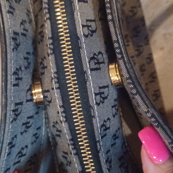 Classy Dooney & Bourke Signature Shoulder Bag - Picture 5 of 16